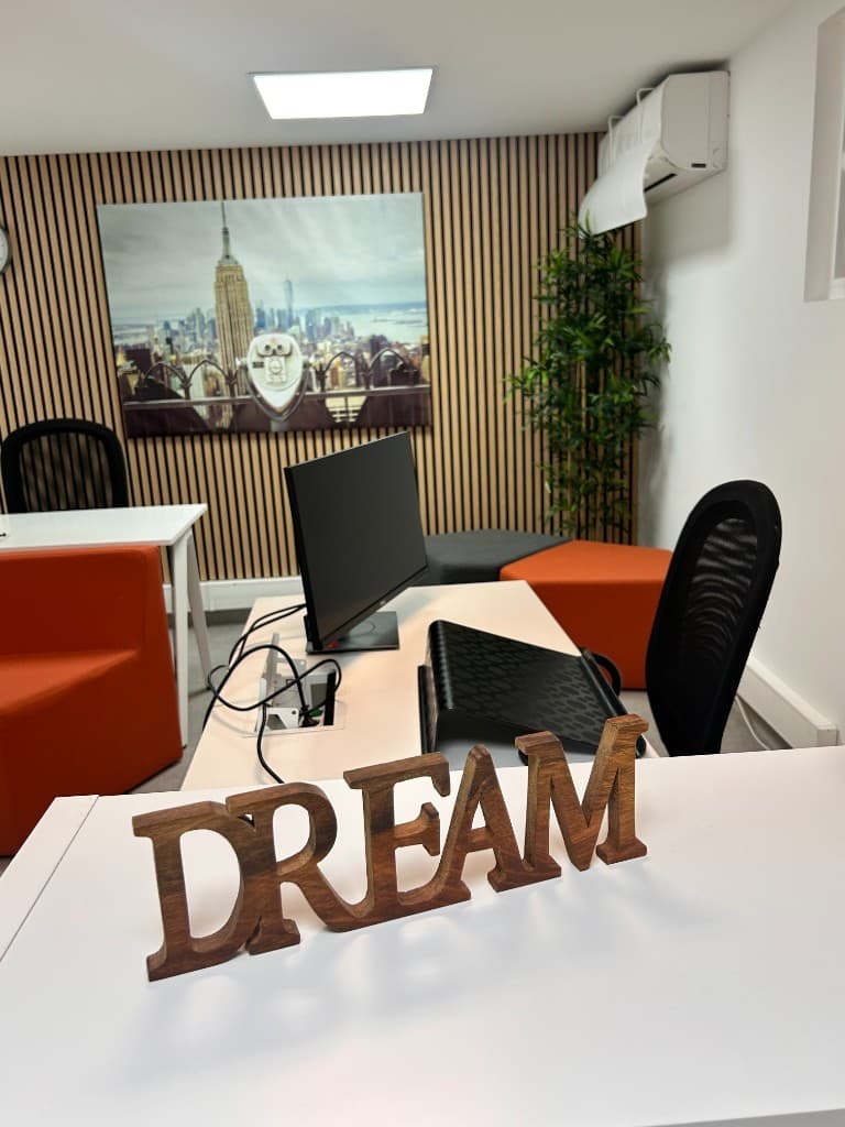 Mesa dedicada no Cowork Malvarosa, posto de trabalho equipado com monitor e secretária fixa